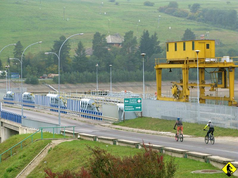 foto 042.jpg - Tak sobie kręcimy po przygranicznych asfaltach, licznik nabija kilometry wolniej niż czas. Hmm powoli zaczynam się zastanawiać nad tym, czy zdążymy się wdrapać na Lubań. Stopy już dawno mi zmarzły – powiedziałem sobie – ostatni wypad w sezonie drogi kolego.